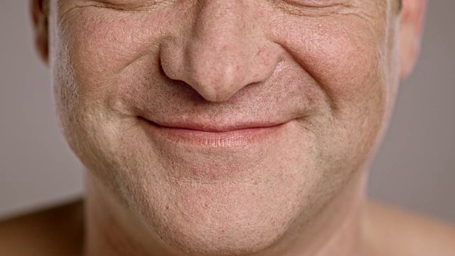 一个微笑的中年白人男子的嘴唇