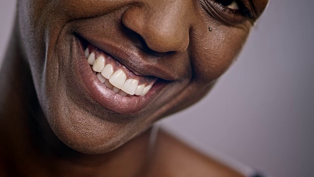 一个微笑的非裔美国妇女的嘴唇