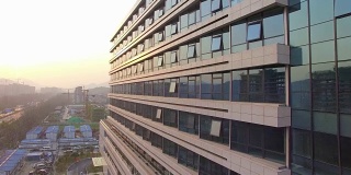 现代办公建筑采用4k玻璃幕墙