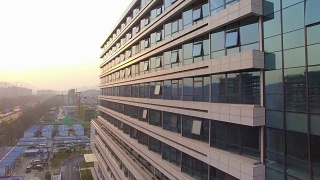 现代办公建筑采用4k玻璃幕墙视频素材模板下载