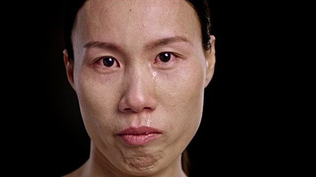 一个哭泣的亚洲女人的脸
