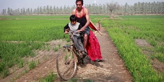 农民的全家福与自行车