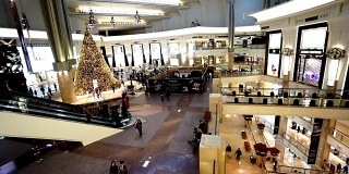 圣诞节前夕，中国台湾，顾客在台北101大厦购物