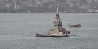 游艇经过伊斯坦布尔的少女塔