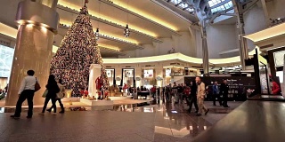 中国台北，圣诞节附近，顾客在台北101大楼购物