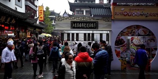 在中国上海著名的城隍庙老街，顾客可以尽收眼底