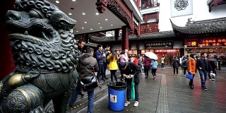 人们在中国上海著名的城隍庙老街吃零食