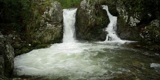 水从岩石上落下