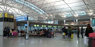 时光流逝:韩国首尔仁川机场拥挤的人群