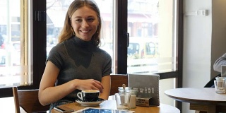 咖啡师在café为女性顾客提供咖啡