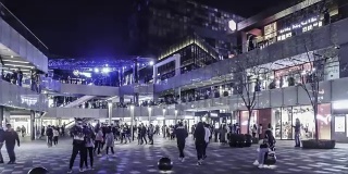晚上，在中国北京三里屯购物广场，走在时尚年轻人中间