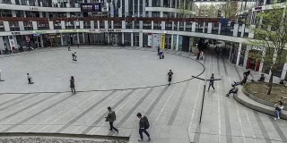 中国北京，时尚的年轻人在三里屯SOHO购物广场玩耍