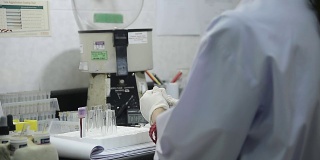 亚洲妇女在实验室从事医疗技术研究