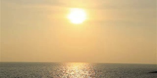 HD: Sunset in sea.