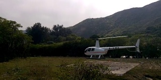 直升机从乡村起降场起飞