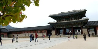 在韩国的景福宫，人们挤在一起