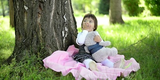公园里的小女孩。