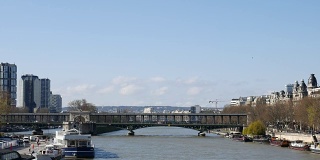 法国巴黎的伯尔-哈基姆大桥，配有地铁和轮船，4K(超高清)