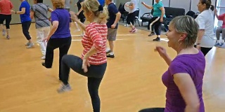 活跃的老年人喜欢在健身课上跳舞