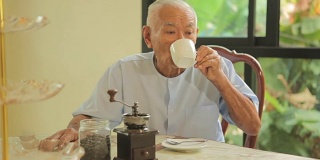 喝着上等咖啡的亚洲老人