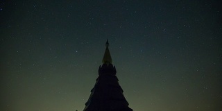 在宝塔上拍摄的4K时间间隔的星空转空天文摄影