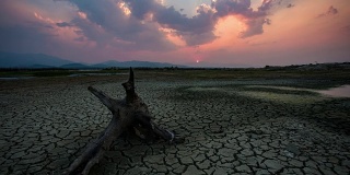 时间推移:旱季干湖附近的龟裂土地