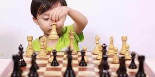 孩子在下棋