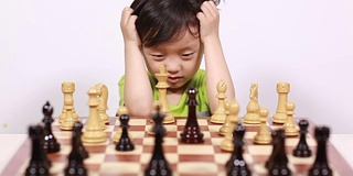 孩子在下棋