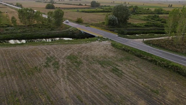 在乡村道路上行驶的车辆