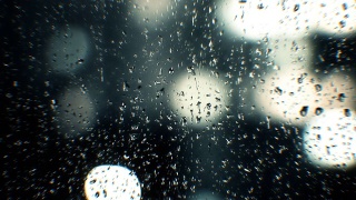 夜里的雨点打在窗户上视频素材模板下载