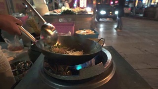 晚上用锅煮的街边小吃视频素材模板下载