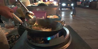 晚上用锅煮的街边小吃