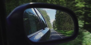 慢镜头:侧镜上的道路