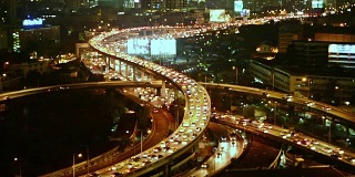 曼谷城市的交通在夜晚或黄昏，鸟瞰高速公路或高速公路在泰国。