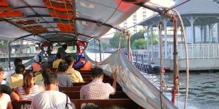 乘坐水上出租车沿曼谷运河旅行