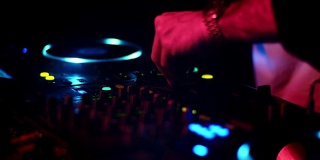 DJ混音在俱乐部特写。
