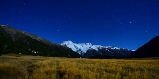 新西兰库克山国家公园雪峰上的银河