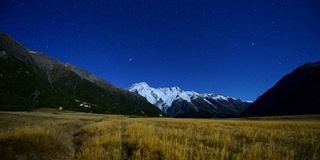 新西兰库克山国家公园雪峰上的银河