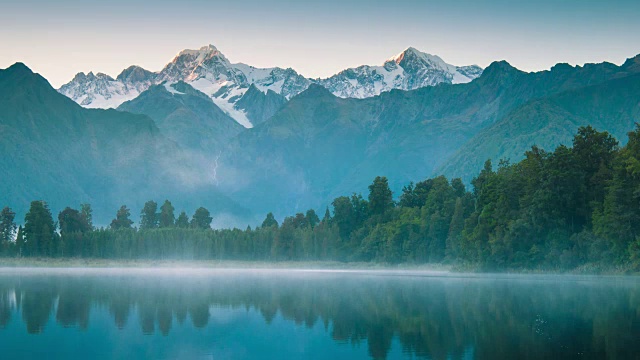 新西兰库克山国家公园雪峰上的银河