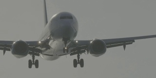 飞机着陆。(4 k劣质的画面)