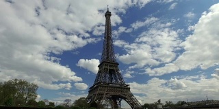从塞纳河到巴黎的埃菲尔铁塔