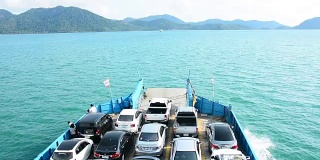 汽车被装上渡轮，前往泰国的翠湖岛。