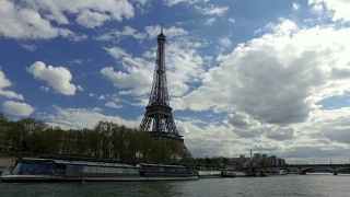 4K埃菲尔铁塔，巴黎，从塞纳河-广角拍摄视频素材模板下载