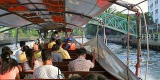 乘坐水上出租车沿曼谷运河旅行(延时