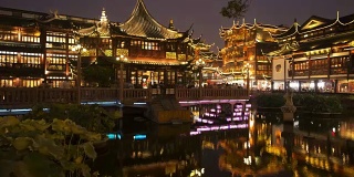 中国上海，购物者享受着豫园集市的时光