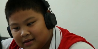 亚洲男孩在房间里玩电脑