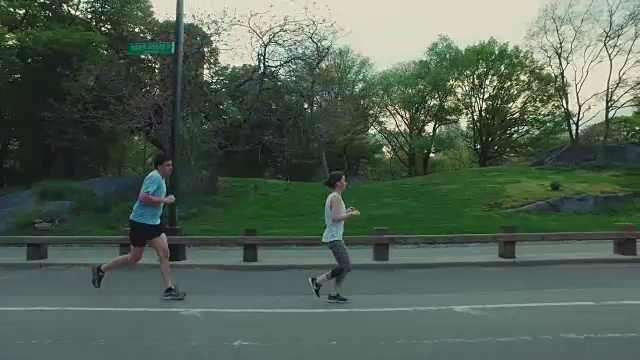 人们在纽约中央公园慢跑和游泳