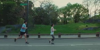 人们在纽约中央公园慢跑和游泳
