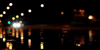 路过的自行车手，夜晚，雨，水坑，灯光
