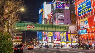 日本东京秋叶原地区的4K延时摄影。秋叶原是著名的电子产品和动漫购物中心。视频素材模板下载